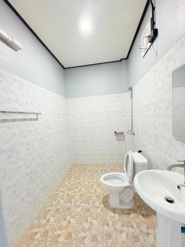 Un baño de เกาะลิบงKohlibong forest house