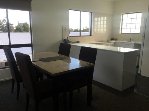 Dapur atau dapur kecil di Western Downs Motor Inn