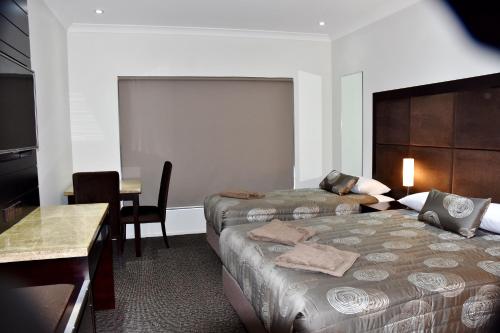 Katil atau katil-katil dalam bilik di Western Downs Motor Inn