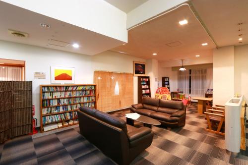 富士河口湖町にある精進マウントホテルのソファ2脚と本棚のある図書館