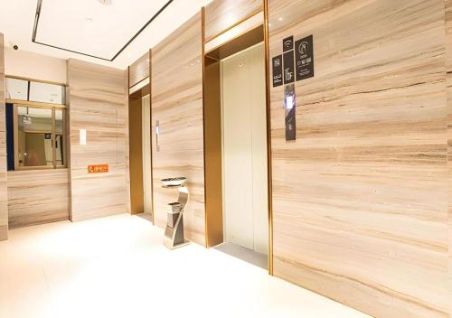 un ascensore in un edificio con parete in legno di City Comfort Inn Nanning Guangxi University for Nationalities a Nanning