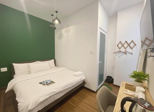 Giường trong phòng chung tại Seven A Hotel