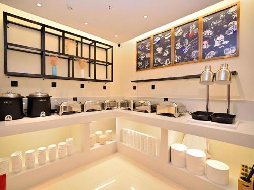 restauracja z blatem z białymi daniami w obiekcie City Comfort Inn Kunming High Speed Railway South Station Yongxin Harvard w mieście Kunming