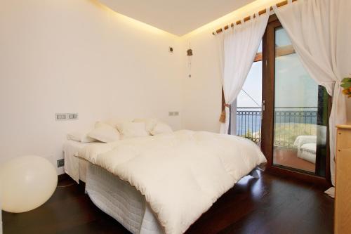 A bed or beds in a room at Cottage on the Beach