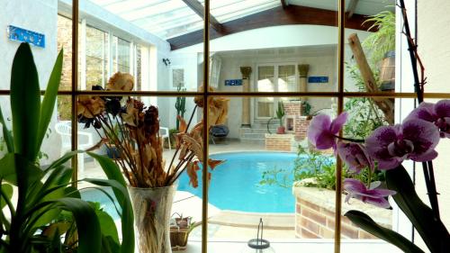 una casa con piscina e alcune piante di Le relais de la cure a Saint-Juire-Champgillon