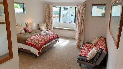 MapuaにあるDoonside Private Cottage at Grossi Point Reserveのベッドルーム1室(ベッド1台付)、