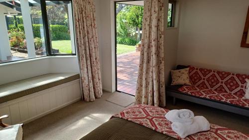 玛普瓦Doonside Private Cottage at Grossi Point Reserve的带沙发和窗户的客厅