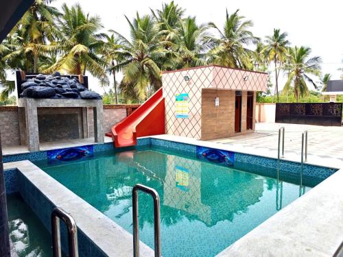 einen Pool mit Rutsche und Spielplatz in der Unterkunft Estuary Dreamz BOATEL in Virāmpattinam