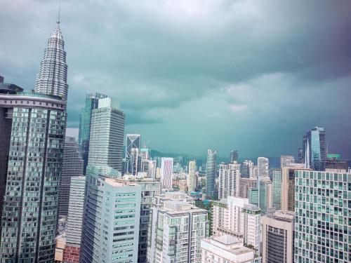 Γενική άποψη της πόλης Κουάλα Λουμπούρ ή θέα της πόλης από  αυτό το δωμάτιο σε οικογενειακή κατοικία