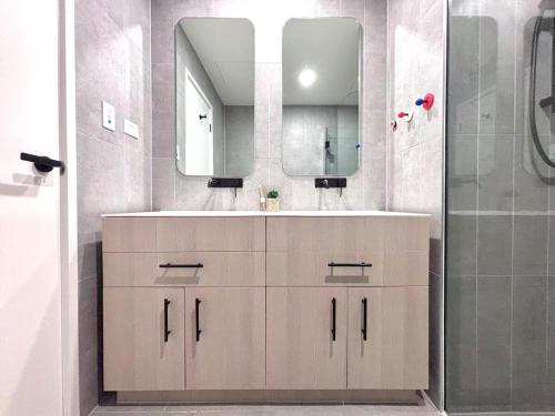 Ένα μπάνιο στο M-City Cozy Cloud Apartment Monash & Hospitable