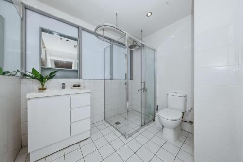 Et badeværelse på Central Burwood 2BR Apt Steps to Train Station