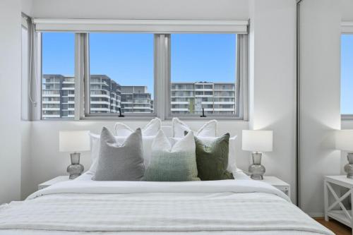 En eller flere senge i et værelse på Central Burwood 2BR Apt Steps to Train Station