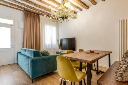 Μια τηλεόραση ή/και κέντρο ψυχαγωγίας στο MISTRO House & Courtyard - by Sleep in MURANO