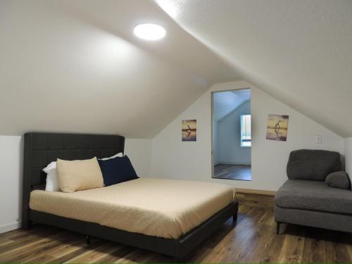 Postel nebo postele na pokoji v ubytování Maplewood Mid-Term Pet Friendly Home