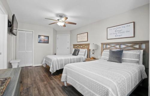 En eller flere senge i et værelse på Boutique Coastal Retreat