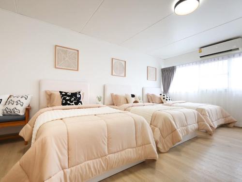 En eller flere senge i et værelse på 3 Beds,WiFi,Washing Machine,IMPACT Arena at T9