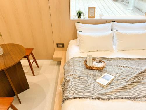 a small bedroom with a bed and a table at 이루다스테이 호텔 고척돔점 in Seoul