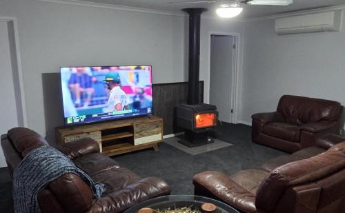 TV a/nebo společenská místnost v ubytování Warrumyea Country Stay