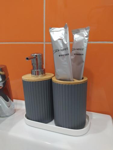 two trash cans sitting on top of a counter at Уютная однокомнатная квартира в тихом районе in Pavlodar