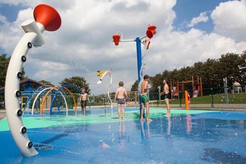 un groupe de personnes jouant dans un parc aquatique dans l'établissement Kustpark Strand Westende, à Middelkerke