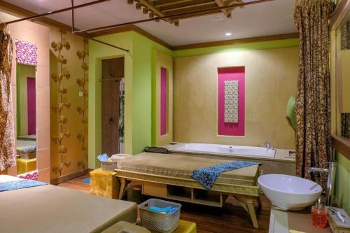 BalangberuCLARO Makassar Hotel & Convention的带浴缸、水槽和浴缸的浴室