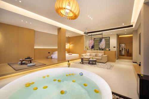 Ένα ή περισσότερα κρεβάτια σε δωμάτιο στο Xingyun Mujing Hotel