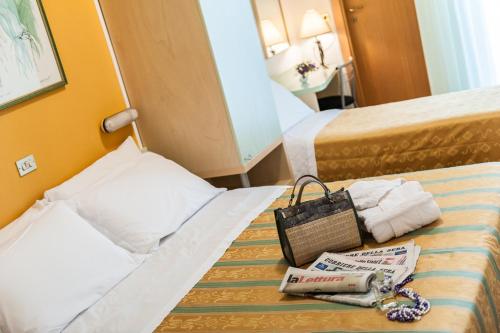 Ένα ή περισσότερα κρεβάτια σε δωμάτιο στο Hotel Cannes