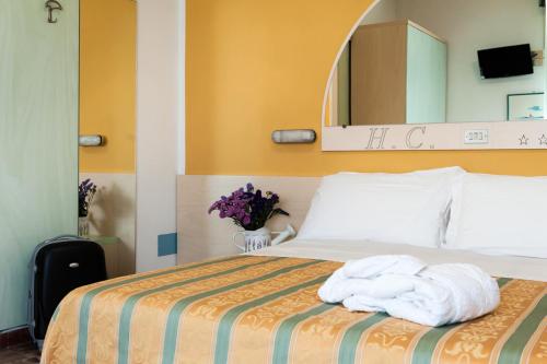 Ένα ή περισσότερα κρεβάτια σε δωμάτιο στο Hotel Cannes