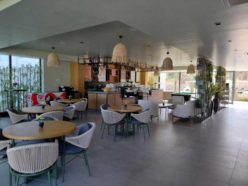 a restaurant with tables and chairs and a bar at Apartment Maldives in Khóti Nisí