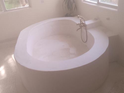 ein Badezimmer mit einer weißen Toilette in einem Zimmer in der Unterkunft kenda Villa 3 bedroom in Ukunda