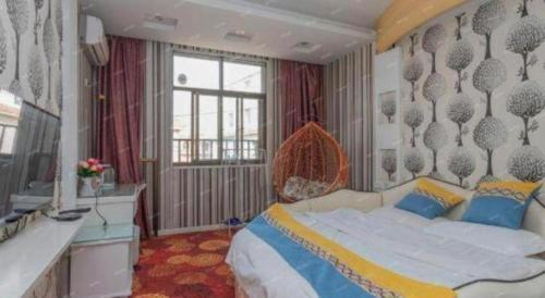 una camera da letto con un letto grande e una finestra di Zhaoxiangju Boutique Hotel Changshui Branch a Kunming