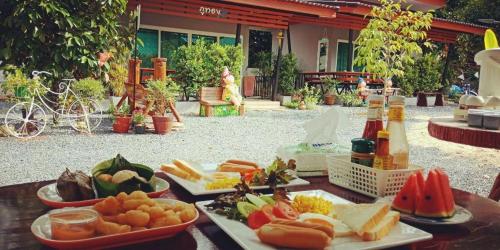 un tavolo con sopra piatti di cibo di Baan Bhuriwat Kiriwong a Kiriwong