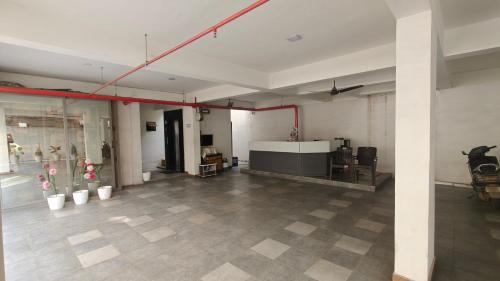 拉杰果德Heaven Accommodations的一个大房间，里面有柜台和盆栽植物。