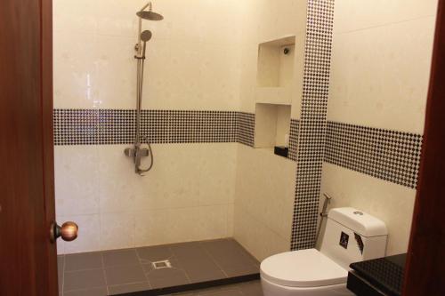 un baño con inodoro y ducha en SETRA Hotel, en Banlung