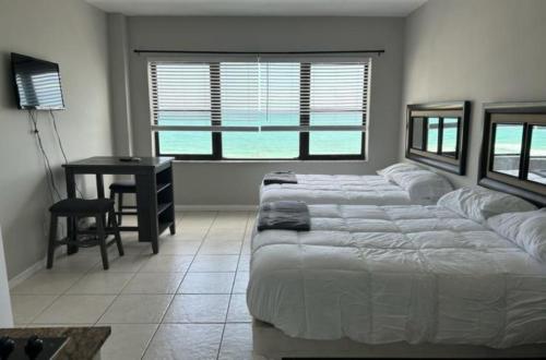 Giường trong phòng chung tại Casablanca Beachfront with full kitchen