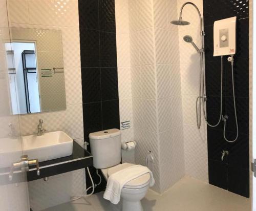 um banheiro com vaso sanitário, pia e chuveiro em P Bliss Hotel em Phayao