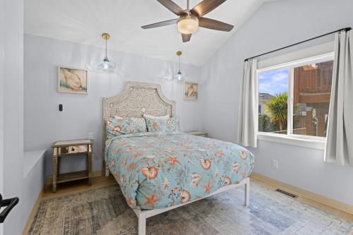 a bedroom with a bed and a ceiling fan at Seaside Getaway B in Seaside