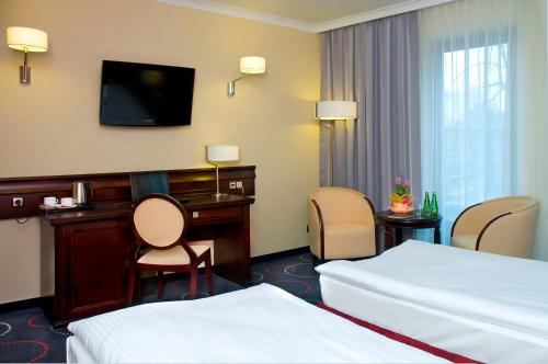 Кровать или кровати в номере Hotel Admirał