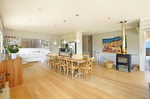 Η κουζίνα ή μικρή κουζίνα στο Pringle Bay Villa