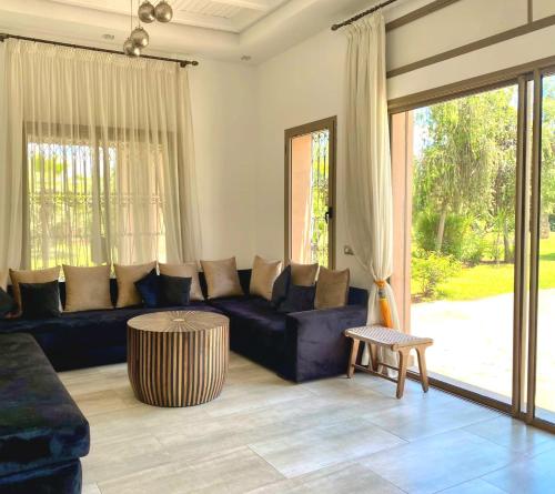 Część wypoczynkowa w obiekcie Luxueuse villa avec piscine et magnifique jardin