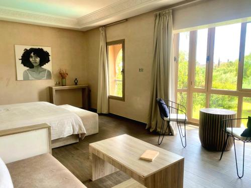 Łóżko lub łóżka w pokoju w obiekcie Luxueuse villa avec piscine et magnifique jardin