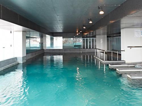 uma piscina com água azul num edifício em Bangkok City Hotel em Bangkok