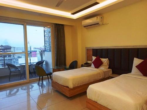 Postel nebo postele na pokoji v ubytování MLS Prime Inn - Near Dehradun Railway Station