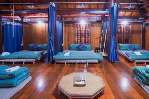 a living room with blue couches and a table at San's House in Hữu Lũng