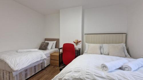 Postel nebo postele na pokoji v ubytování Nice Living Serviced Accommodations Birmingham 2