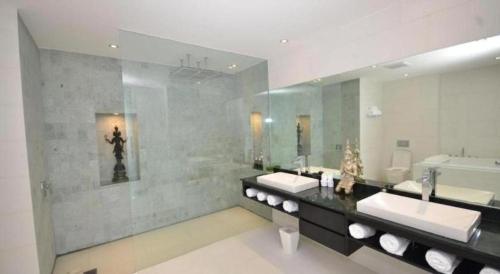 un bagno con due lavandini e un grande specchio di Sansuri Resort a Surin Beach