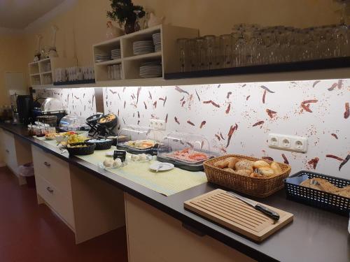 eine Küche mit einer Theke mit Essen darauf in der Unterkunft budget seezeit-resort am Werbellinsee in Altenhof