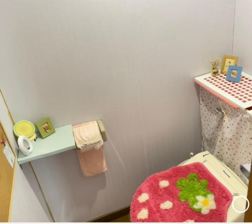 耀来YoRaiようらい في Nagaokakyo: حمام مع مرحاض وردي وسجادة وردية