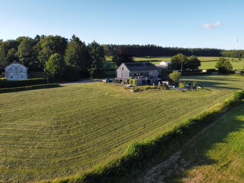 an aerial view of a farm with a large field at Vakantiewoning Verdre met geweldig uitzicht in Saint-Vith
