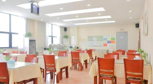 a dining room with tables and chairs in a classroom at GreenTree Inn Xuzhou High Speed Railway Station Express Hotel in Xuzhou